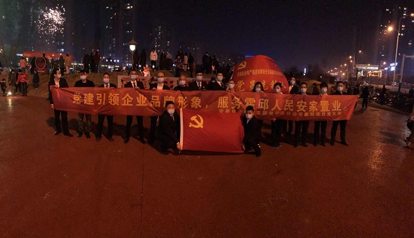 “党建引领企业品牌形象，效劳霍邱人民安家置业”霍邱项目党支部开展春节送春联礼包运动